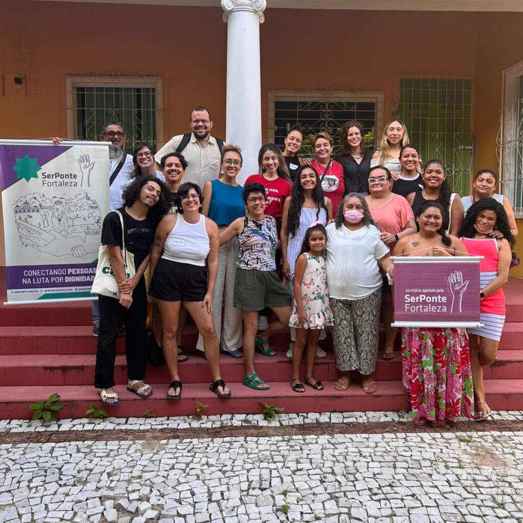 Foto com integrantes do Ser Ponte